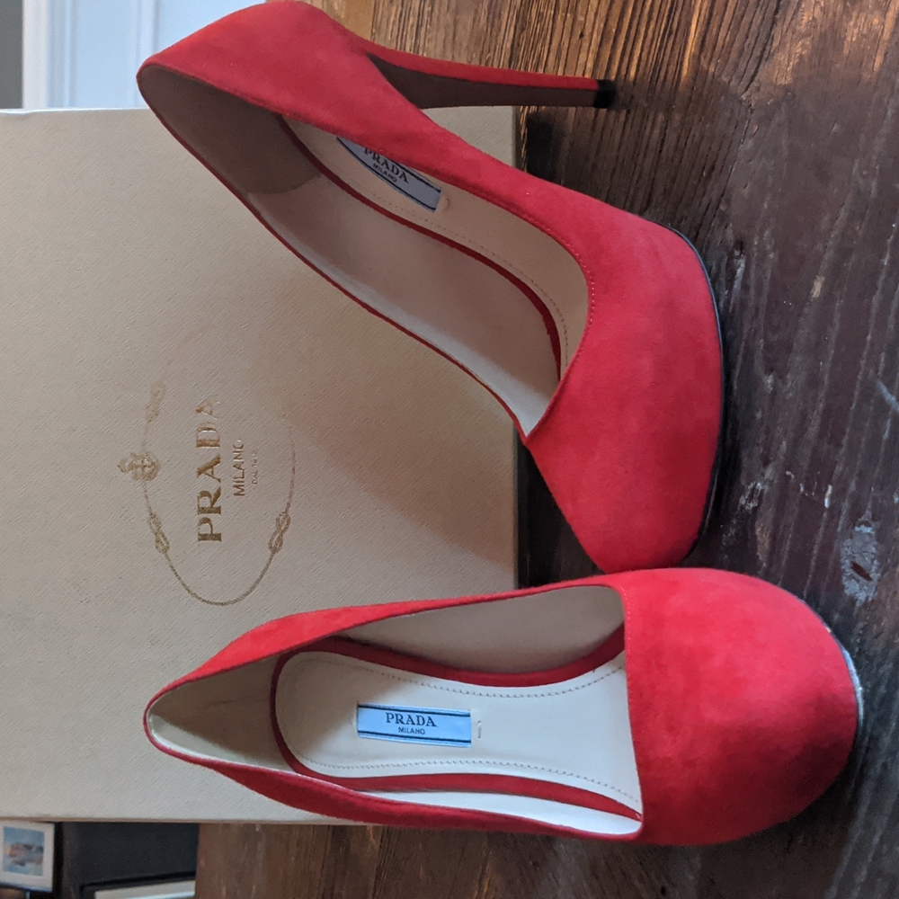 Red Suede Prada Pumps size 39